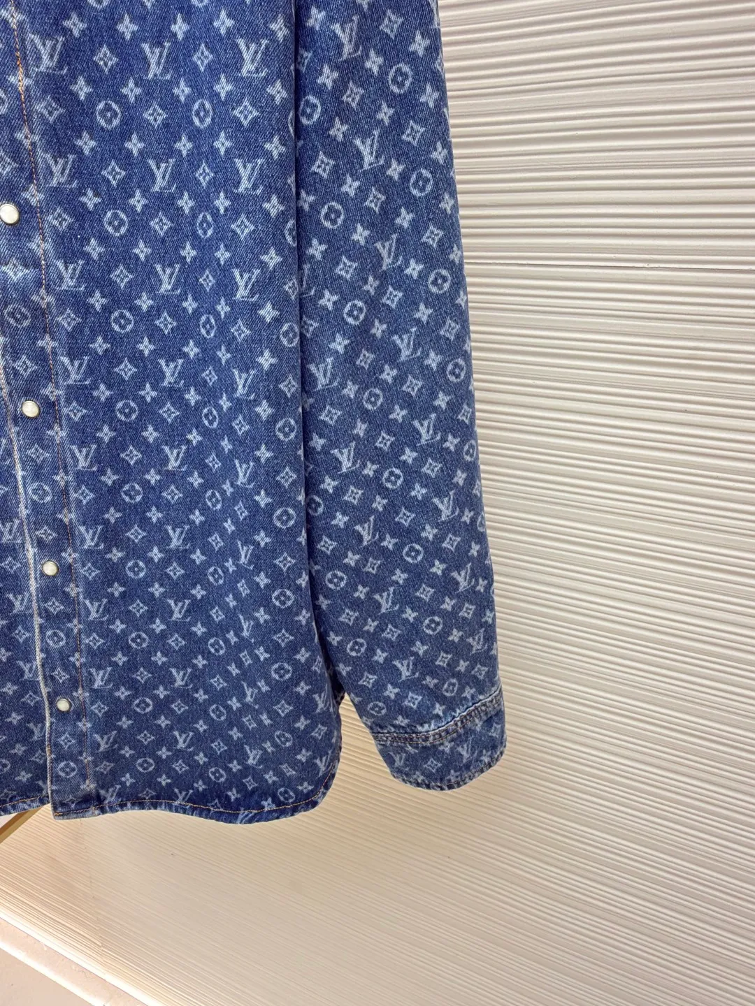 LOUIS VUITTON full-print denim jacket ●Original version: Purchased and developed for 15800 ●Item number: 1680795-B45 ●Material: denim fabric ●Technology: laser watering ●Version: fitted version ●Weight: about 685 grams ●Size: 34-36-38-40 ●Description: Customized blue shadow encrypted cotton classic pattern denim, as moist as cotton, comfortable and skin-friendly, indigo elegance With a retro charm and a modern sense of fashion, denim is used as the canvas, and the iconic Monogram pattern is laid out on it. Every inch of the warp and weft hides the glorious history and fashion heritage of Louis Vuitton. The tough lines of matching work shirts exude a sense of luxury from the inside out. No need to make a fuss, the aura is self-evident. The stunning work in the fashion feast is the laser burning process. The advanced process of using laser technology to carve patterns. Project the laser onto the surface of the material, causing the material to be locally heated and melted. The LV logo pattern can be formed to accurately control the position and shape. The double process of washing and light frying is to desize and wash the denim material first, and then perform sand washing to produce a fading effect. The denim jacket is fried through special chemical treatment to give a special contrasting color effect. Prioritize the spray horse slide and then rub it by hand to create a gradient effect. Use a spray gun to accurately spray the reagent solution to the designated position according to the design requirements. Let the reagent react chemically with the fabric to form a gradual gradient effect, and finally boil it to solidify the color. The overall wiring is straight and delicate, the fabric is comfortable and soft, and the color is consistent without color difference. It can be matched with the same style to create a fashionable look for various occasions. Customized accessories, complete with three standards, same style for men and women!
